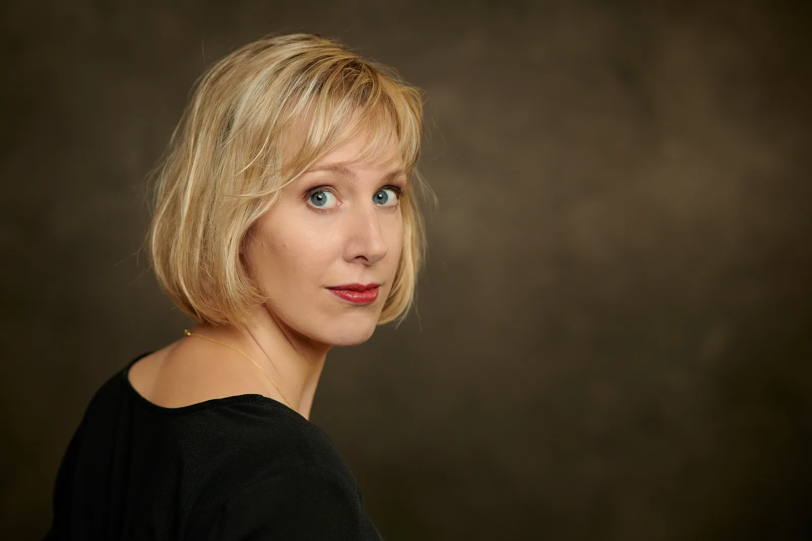 Hanna Zumsande blickt über die Schulter