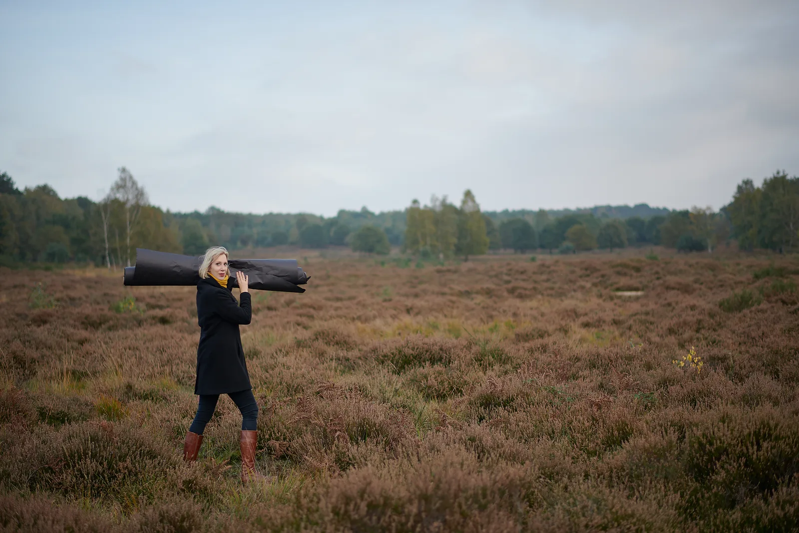 Hanna Zumsande trägt eine Hintergrundrolle durch die Heide