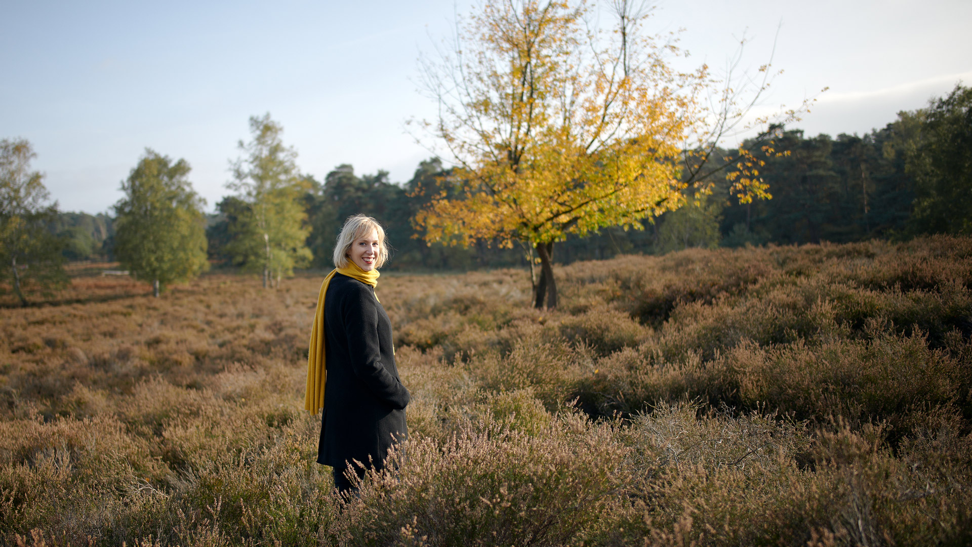 Hanna Zumsande in einer Heidelandschaft